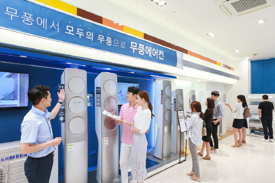 삼성전자는 올해 국내 시장에서 가정용 에어컨 누적 판매 100만대를 돌파했다고 30일 밝혔다. 삼성 디지털프라자에 방문한 고객들이 '무풍에어컨'에 대한 설명을 들으며 제품을 체험하고 있다. <삼성전자 제공>